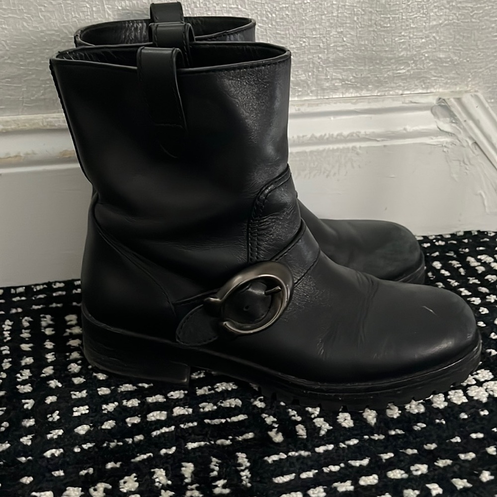 Selling used COACH black boots size 7